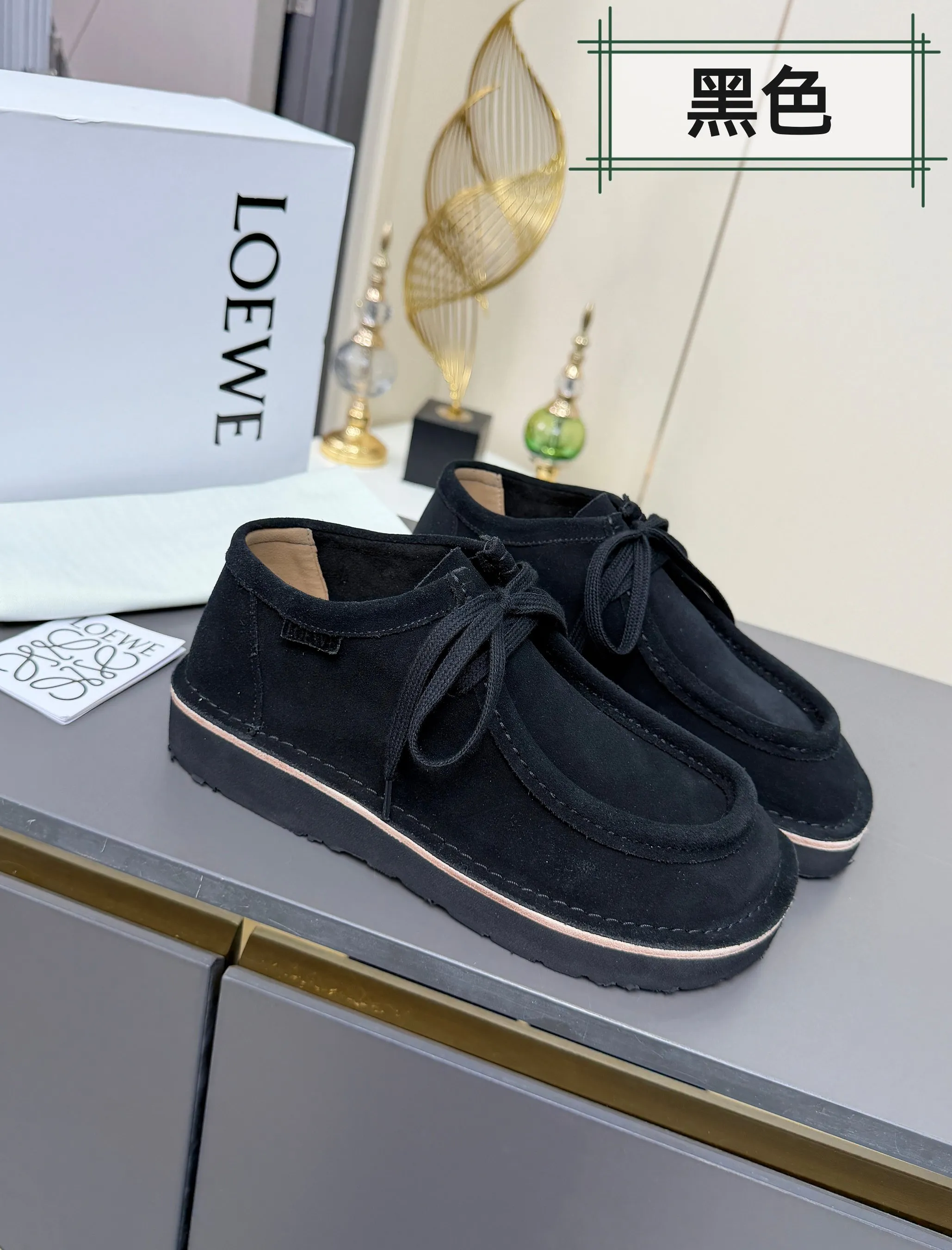 👟👟Ex-factory price 560👟👟 LOEWE·Loewe's latest kangaroo shoes, split cow leather, suede cow leather, thick-soled lace-up casual shoes, lace-up retro British style, from design to texture, allowing you to easily have a high-end luxury wearing experience. The upper is made of imported high-mercerized smooth cow suede. The delicate texture has a natural velvet-like sheen. Every inch exudes low-key sophistication. It is matched with the light-feeling EVA foam outsole. The 3-centimeter heel height is just right. It not only quietly elongates the body shape, but also brings the comfort of walking on the ground! The original version was purchased and developed, and the details are well handled. It is worth owning. It has a unique fashionable and trend-leading style. It is highly recommended to stock up. The shoe style is great, the leather is soft and comfortable, very comfortable on the feet and easy to match. ✦Fabric: imported high mercerized cowhide ✦Lining: no lining ✦Outsole: original EVA foam outsole ✦Number of sizes: women's size: 35#-40# (TT)